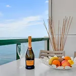 Apartman Stunning Holidays, Large Terrace On The Sea *
