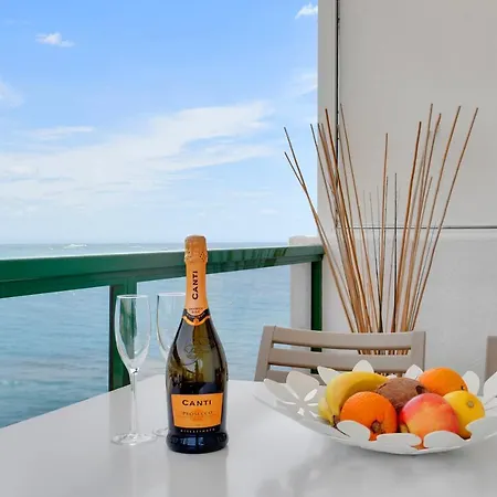 Apartment Stunning Holidays, Large Terrace On The Sea *